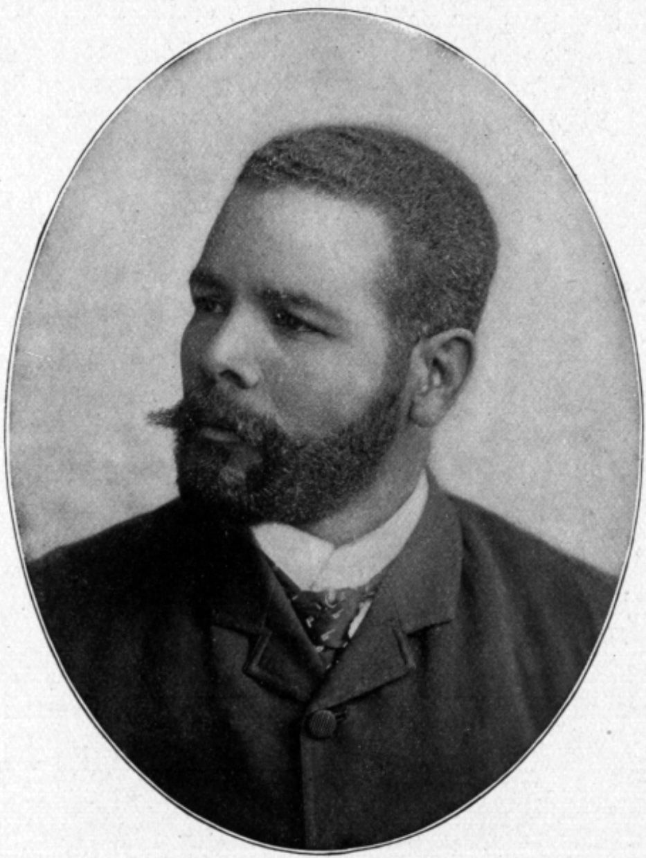 Portrait photograph of Antonio Maceo in uniform